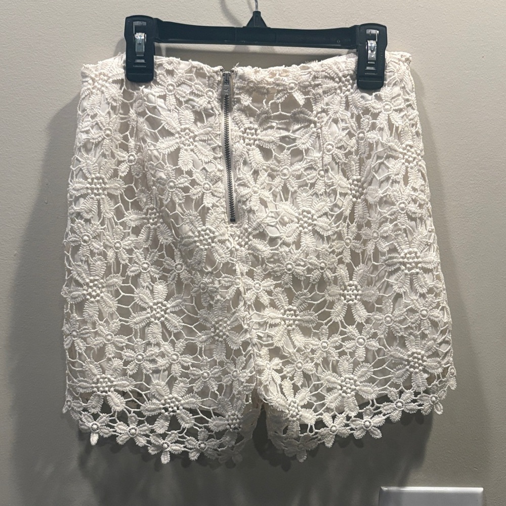 🔥2/$10 3/$12 Hollister Elegant white Lace junior Shorts - Picture 3 of 4